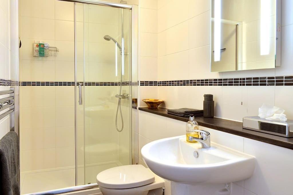 **Spotless, Bright 2 Double Bed, Period Features** Apartment Bath Luaran gambar